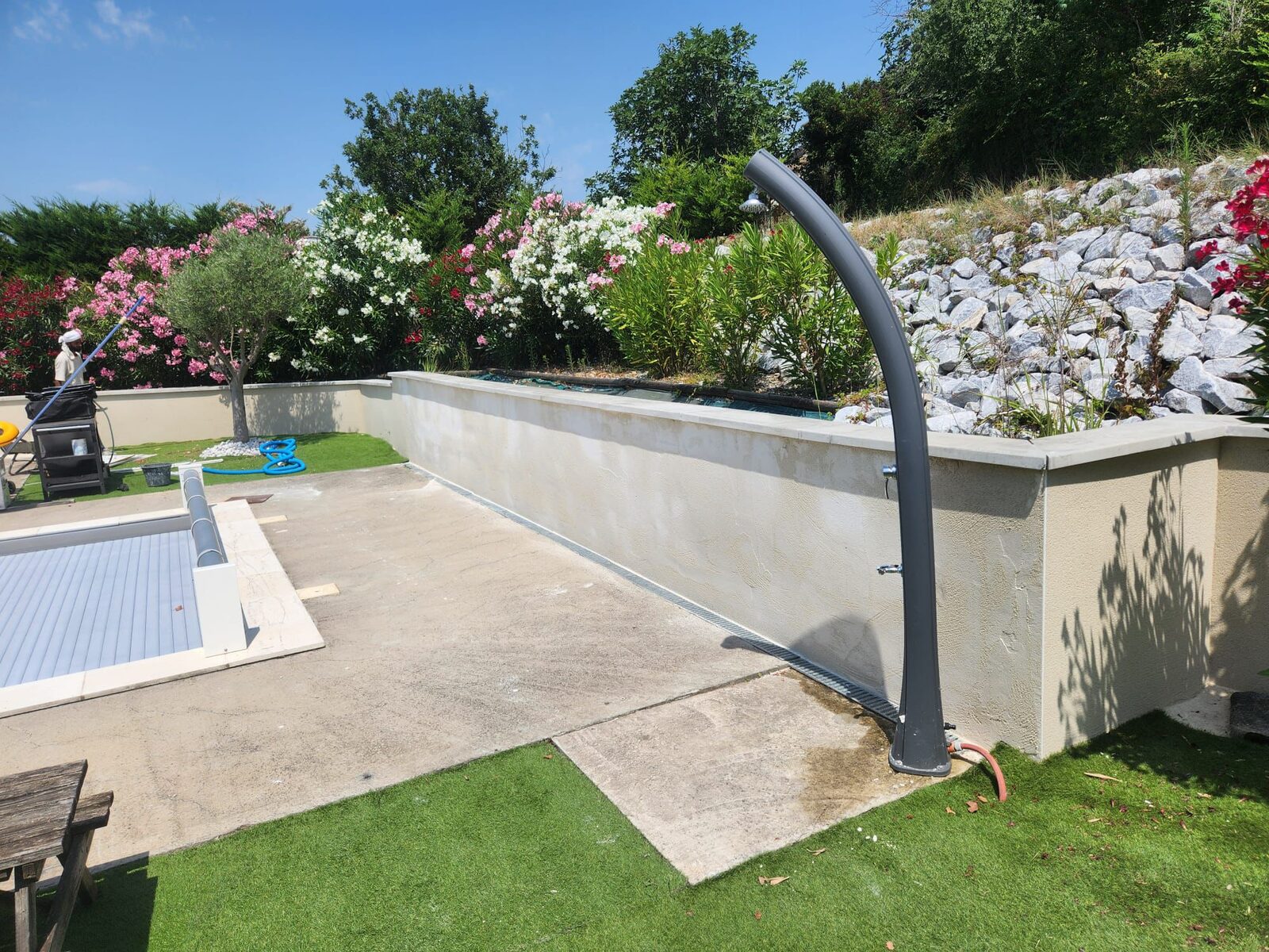 Aménagement extérieur piscine et douche solaire
