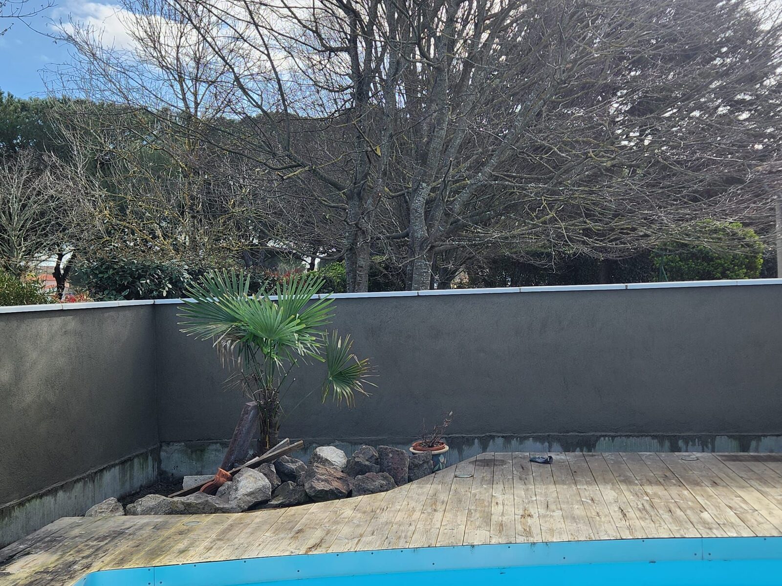 Mise en eau d'une piscine bordée d'un muret béton enduit
