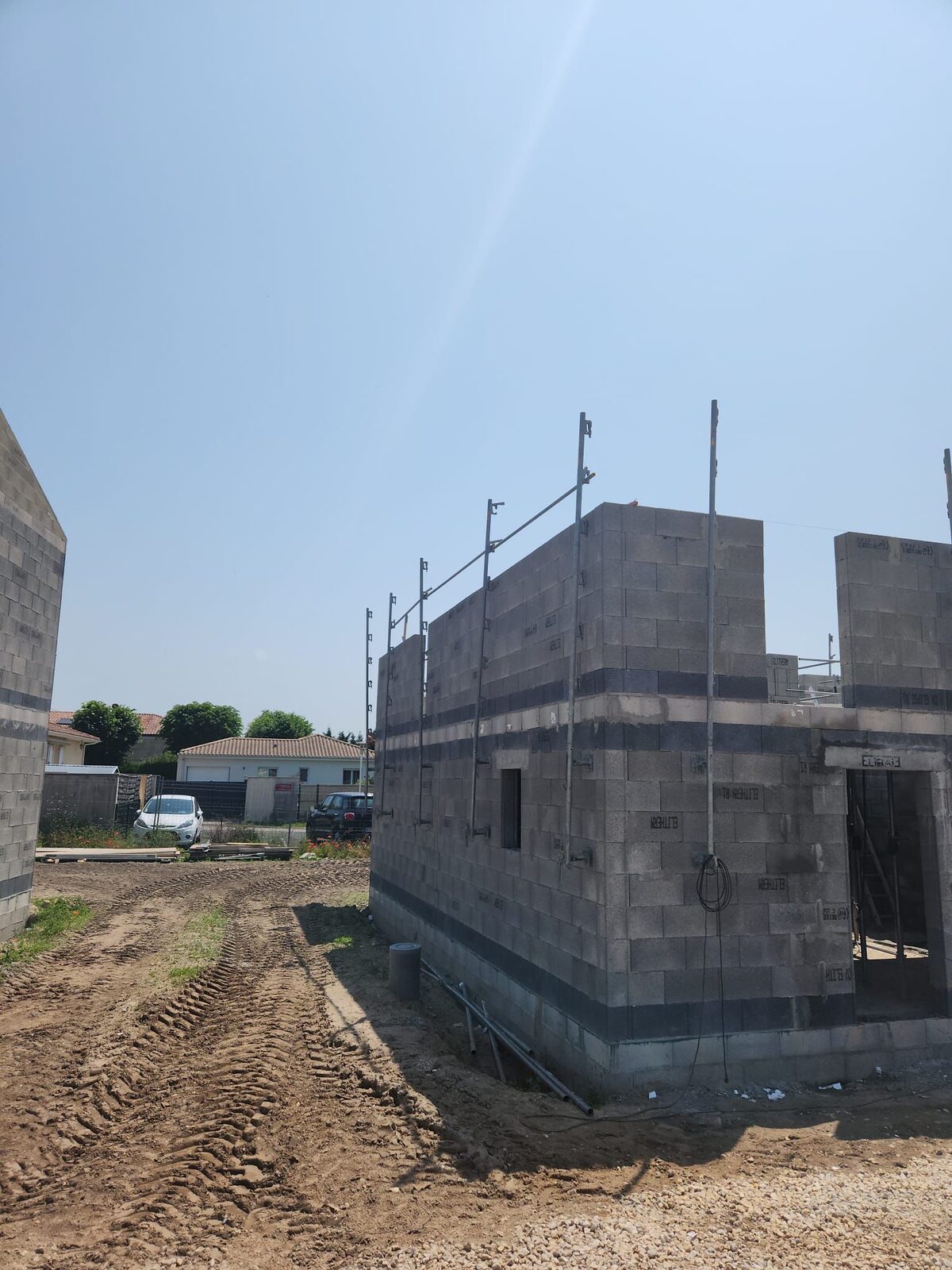 Maison en parpaings sortie de terre — chantier ASTI.BAT