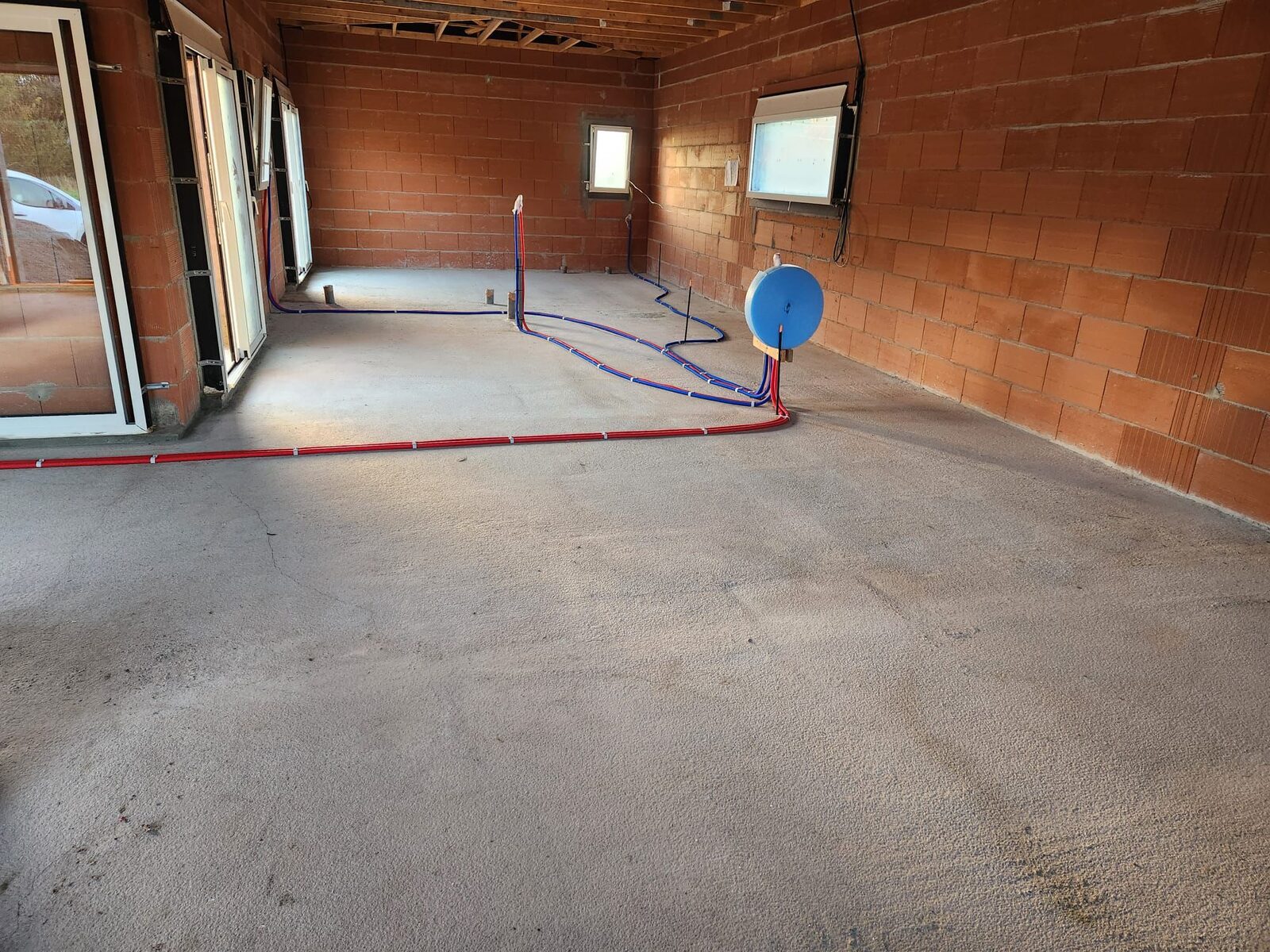 Intérieur en cours de transformation — sol décapé et réseaux