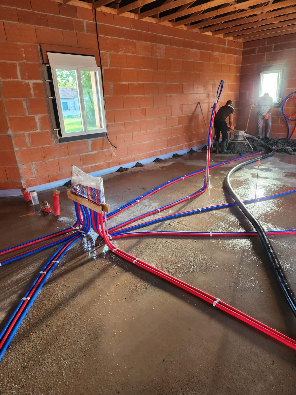 Chantier intérieur — passage des réseaux avant coulage